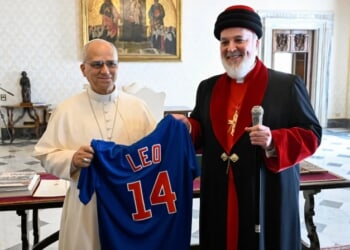 Mar Awa III gives Pope Leo XIV a Chicago Cubs jersey, rivals of the pope’s White Sox