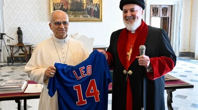 Mar Awa III gives Pope Leo XIV a Chicago Cubs jersey, rivals of the pope’s White Sox