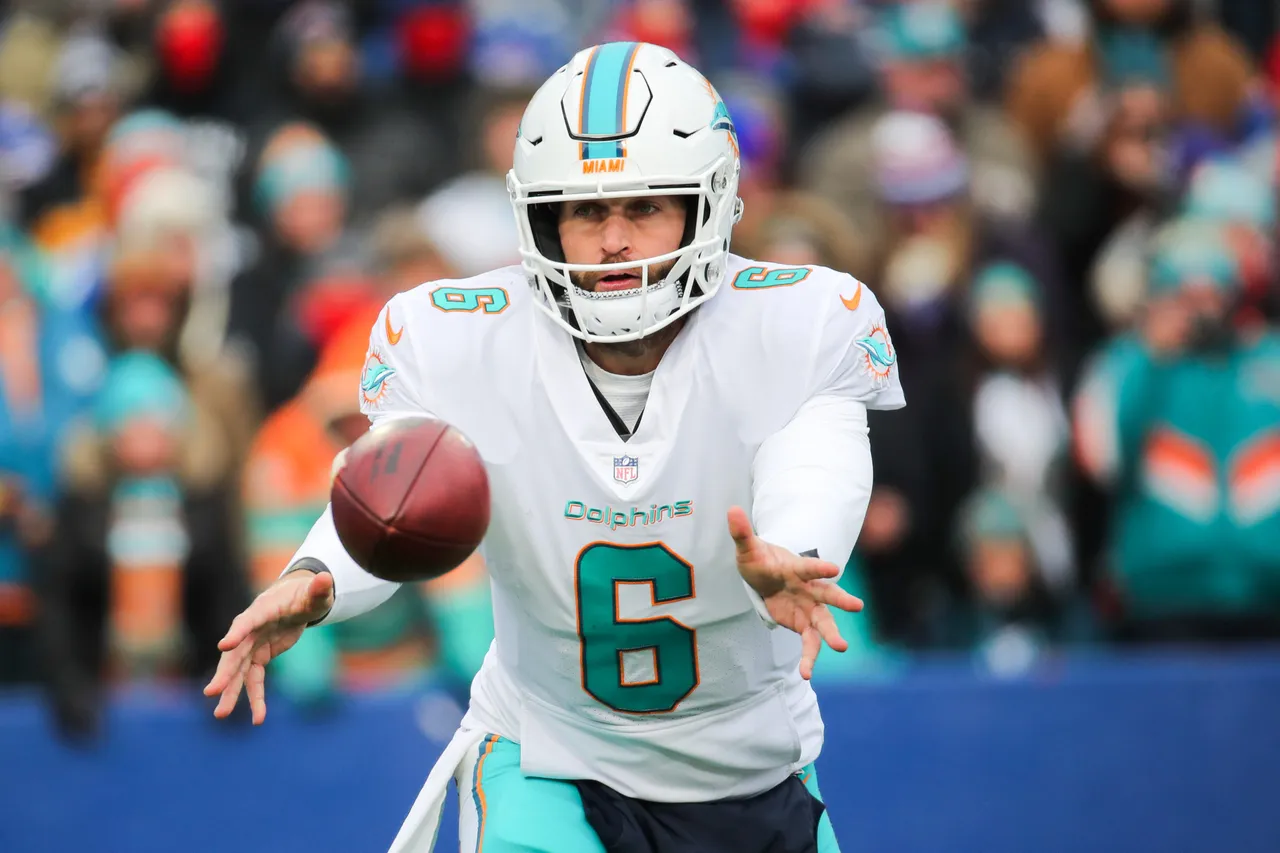 ORCHARD PARK, NY - DECEMBER 17: Jay Cutler #6 of the Miami Dolphins pitches the ball during the first quarter against the Buffalo Bills on December 17, 2017 at New Era Field in Orchard Park, New York. (Photo by Brett Carlsen/Getty Images)