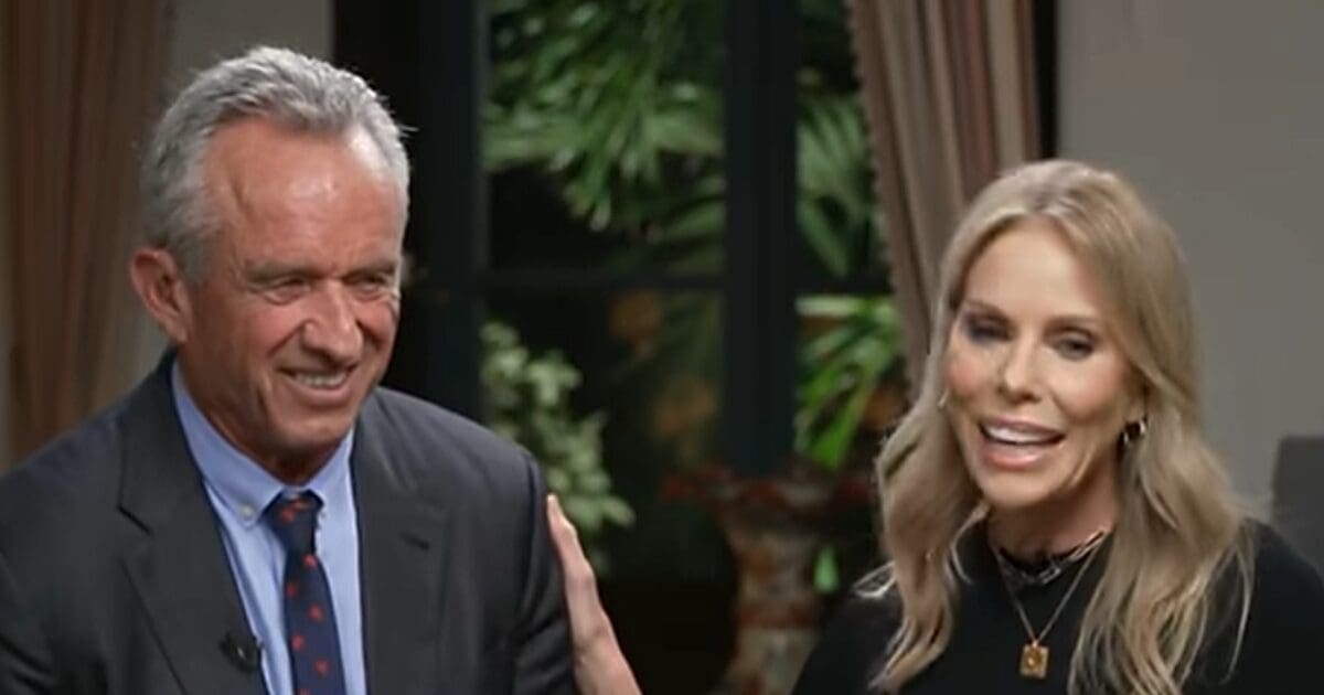 RFK Jr. and his wife praised for flying economy class with everyone else as AOC and Bernie enjoy private jet