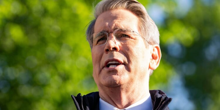 Sec. Scott Bessent Blasts Democrat Senators Warren and Klobuchar as 'Failures' in Fiery Takedown