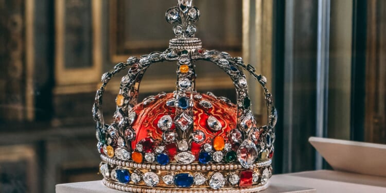 Thieves Steal Priceless Crown Jewels in 7-Minute Louvre Heist [WATCH]