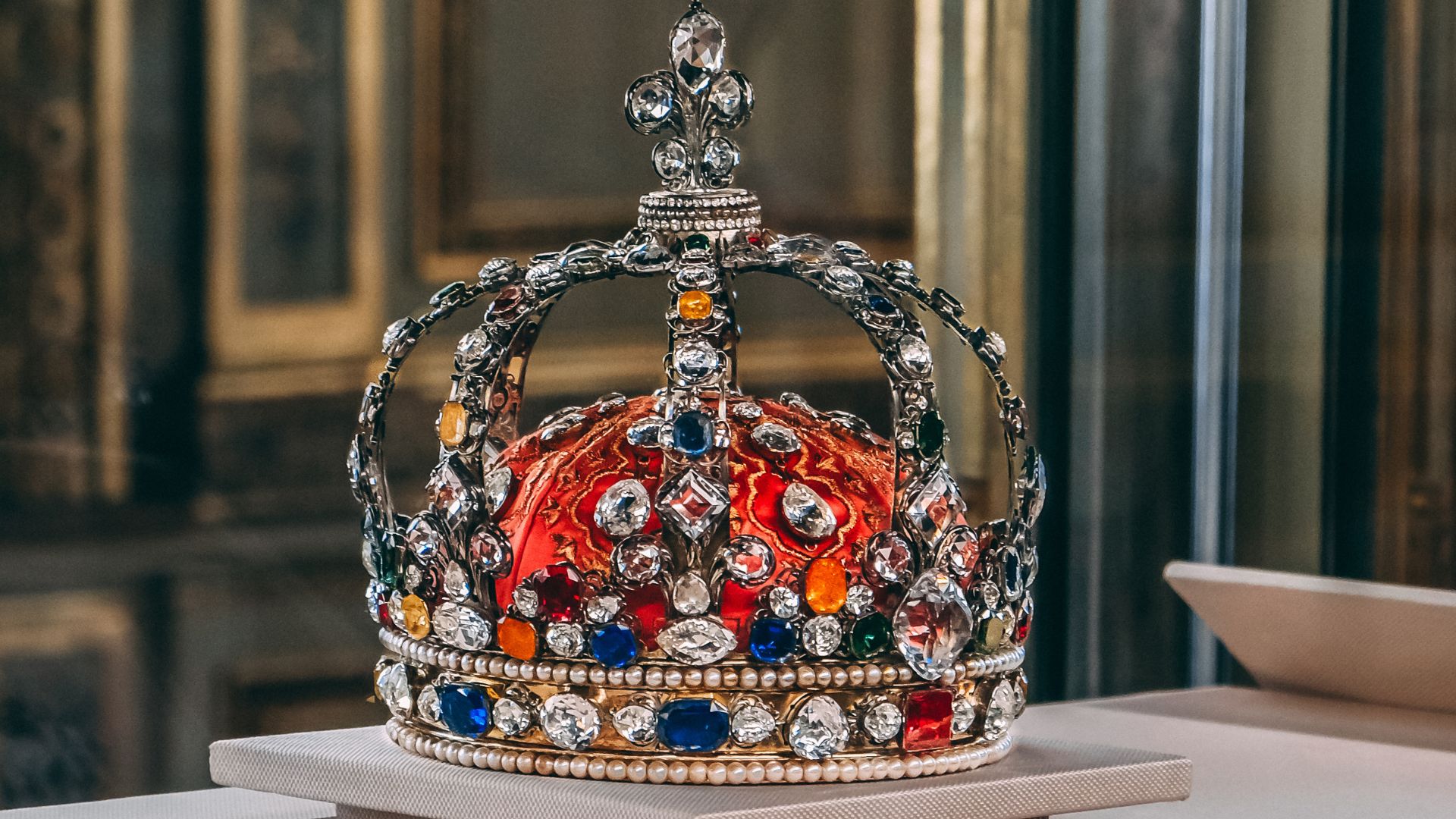 Thieves Steal Priceless Crown Jewels in 7-Minute Louvre Heist [WATCH]