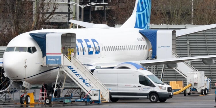 United Airlines Flight Reportedly Forced To Land After Windshield Gets Smashed By Mysterious Object; Pilot Injured