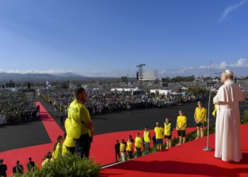 Worldwide Catholic population up, vocations down