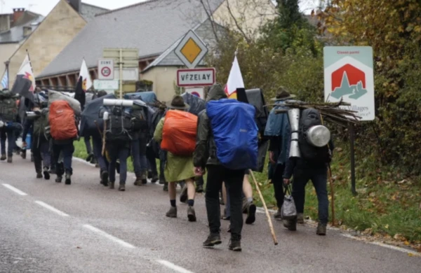 They walked the roads in an atmosphere of silence, prayer, and fraternity. Credit: Jean Drouet