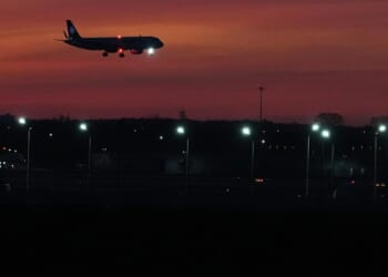 FAA: Flight cuts to remain at 6% as more air traffic controllers return to work