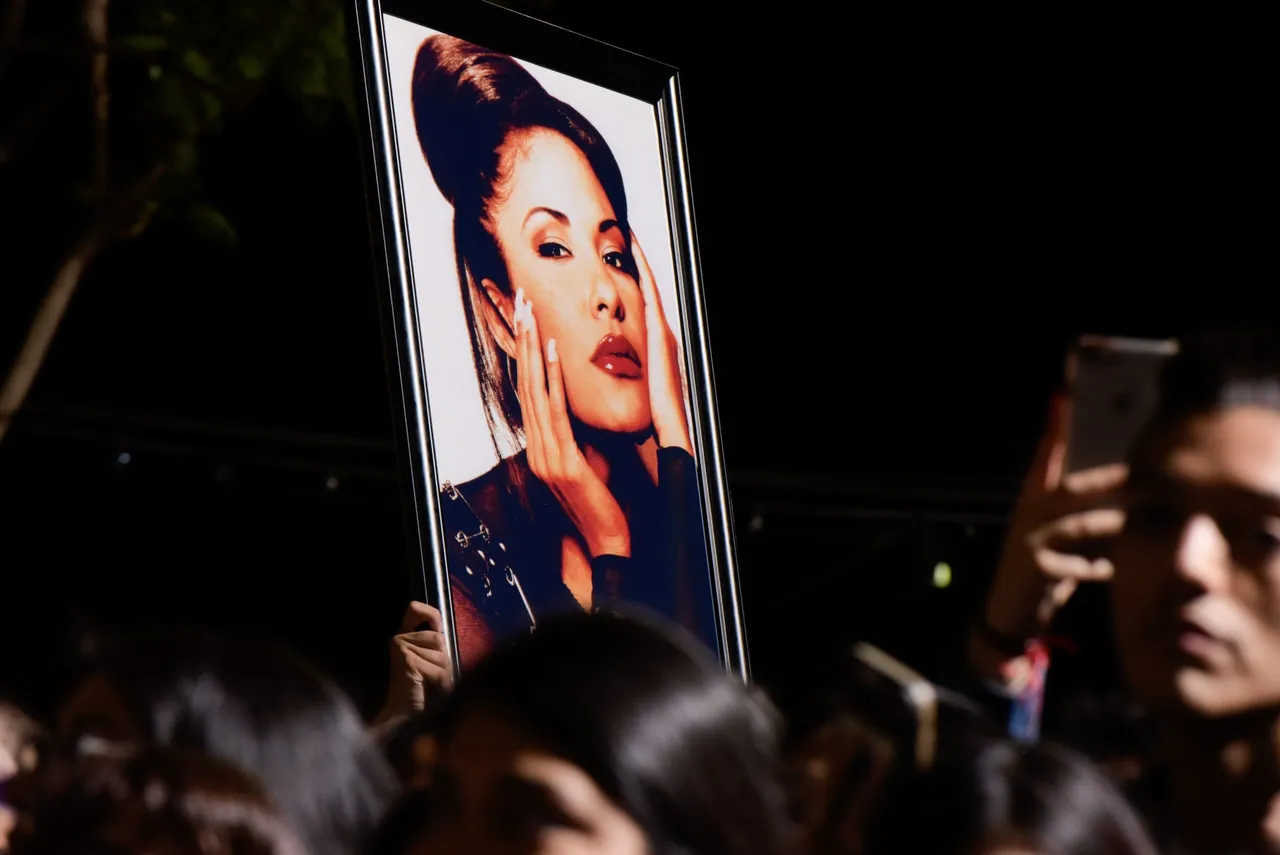 Fans hols a photo of Selena during the ceremony honoring singer Selena Quintanilla with a Star on the Hollywood Walk of Fame on November 3, 2017, in Hollywood, California. / AFP PHOTO / TARA ZIEMBA (Photo credit should read TARA ZIEMBA/AFP via Getty Images)
