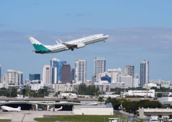 Bipartisan bill aims to pay air traffic controllers during future shutdowns