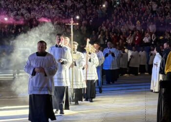 16,000 teens attend Mass together to conclude National Catholic Youth Conference