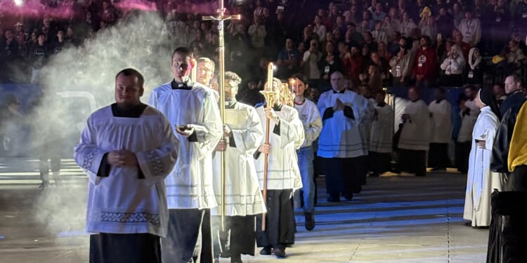 16,000 teens attend Mass together to conclude National Catholic Youth Conference