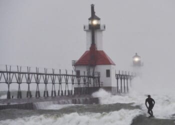Snow piles up in Great Lakes region, impacting Thanksgiving travel