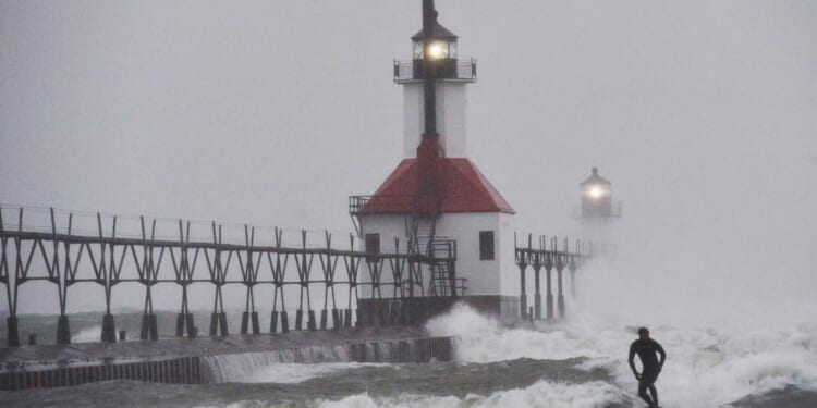 Snow piles up in Great Lakes region, impacting Thanksgiving travel