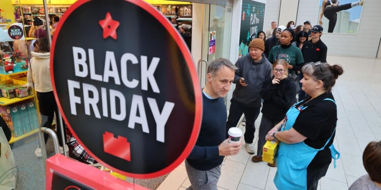 Kevin Hassett, WH economic chief: Robust post-Thanksgiving retail sales defy economic doomsayers