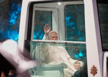 Pope calls on Lebanese leaders to be true peacemakers as he seeks to bring message of hope