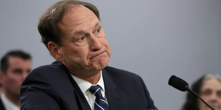 Alito Temporarily Reinstates Texas’ Congressional Map Likely To Help GOP