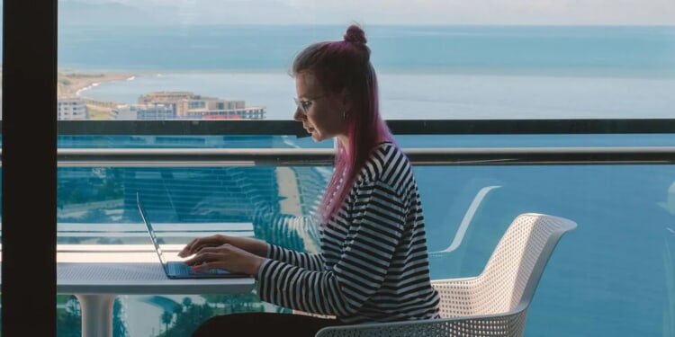 Bleisure and Workcations: Redefining the Modern Employment Market