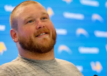 Chargers’ Bradley Bozeman Does Such Ridiculous Flop That It Puts LeBron James To Shame