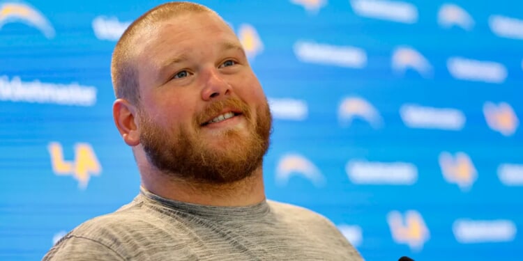 Chargers’ Bradley Bozeman Does Such Ridiculous Flop That It Puts LeBron James To Shame