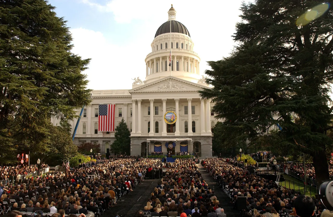  Arnold Schwarzenegger is sworn in as California governor in 2003. (Photo by David Paul Morris/Getty Images)