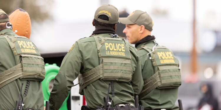 Gunman Opens Fire on Border Patrol Agents in Chicago, Suspect Still on the Run [WATCH]