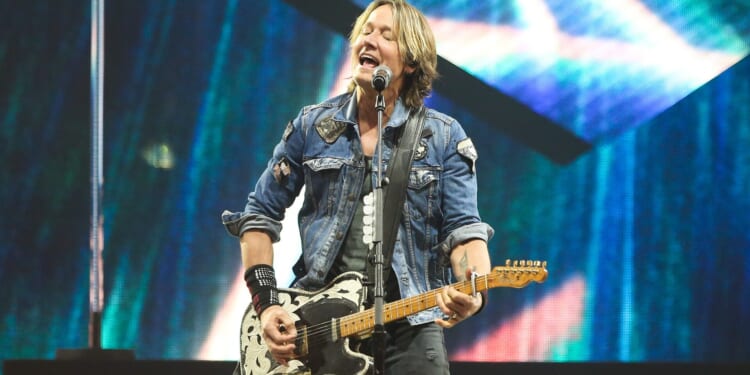 Keith Urban Performs at Mar-a-Lago Event Attended by Trump [WATCH]
