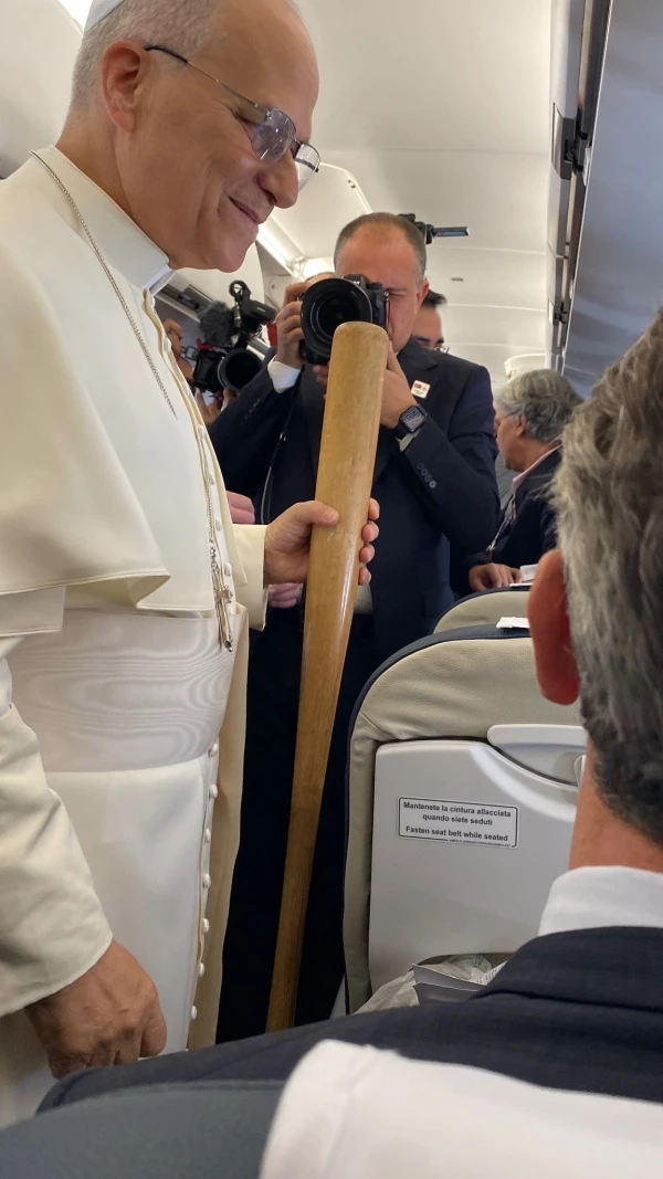 Pope Leo XIV receives a baseball bat once owned by White Sox player Nellie Fox on board the papal flight to Turkey, Thursday, Nov. 27, 2025. Credit: Photo courtesy of Elisabetta Piqué / La Nación