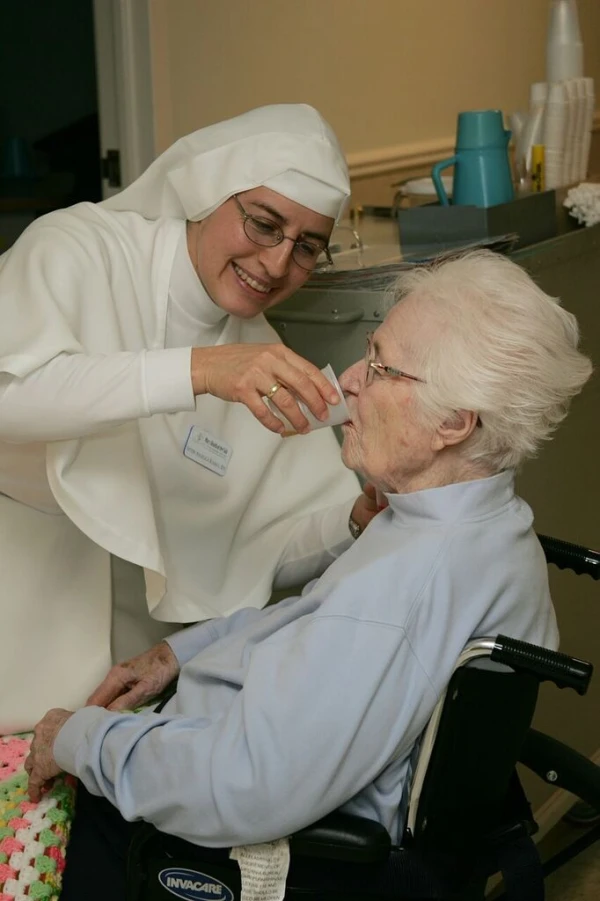 Sister Angélica Ramos cares for Mrs. Hura, a resident of Mary Health of the Sick Convalescent Hospital in Newbury Park, California. Credit: Photo courtesy of the Servants of Mary, Ministers to the Sick
