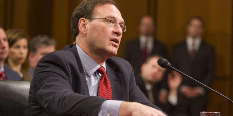 Supreme Court Blocks Judge’s Order Tossing Texas Redistricting Maps [WATCH]