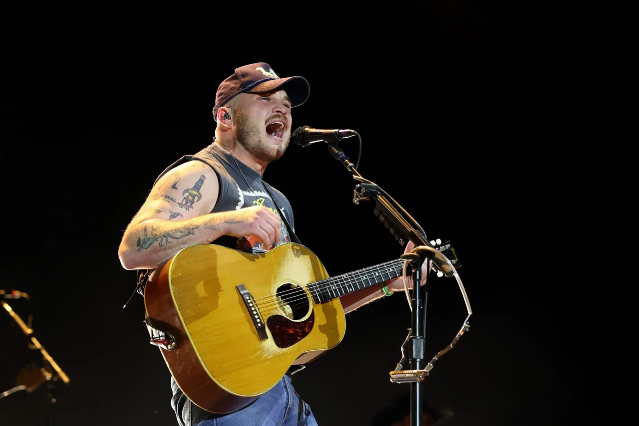 INDIO, CALIFORNIA - APRIL 25: (FOR EDITORIAL USE ONLY) Zach Bryan performs at the T-Mobile Mane Stage during the 2025 Stagecoach Festival on April 25, 2025 in Indio, California. (Photo by Frazer Harrison/Getty Images for Stagecoach)