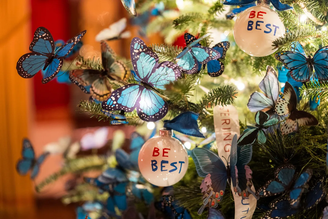 White House staff and volunteers decorate for Christmas, Sunday, November 30, 2025. (Official White House Photo by Andrea Hanks)