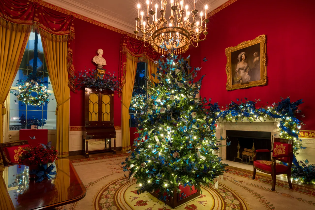White House staff and volunteers decorate for Christmas, Sunday, November 30, 2025. (Official White House Photo by Andrea Hanks)