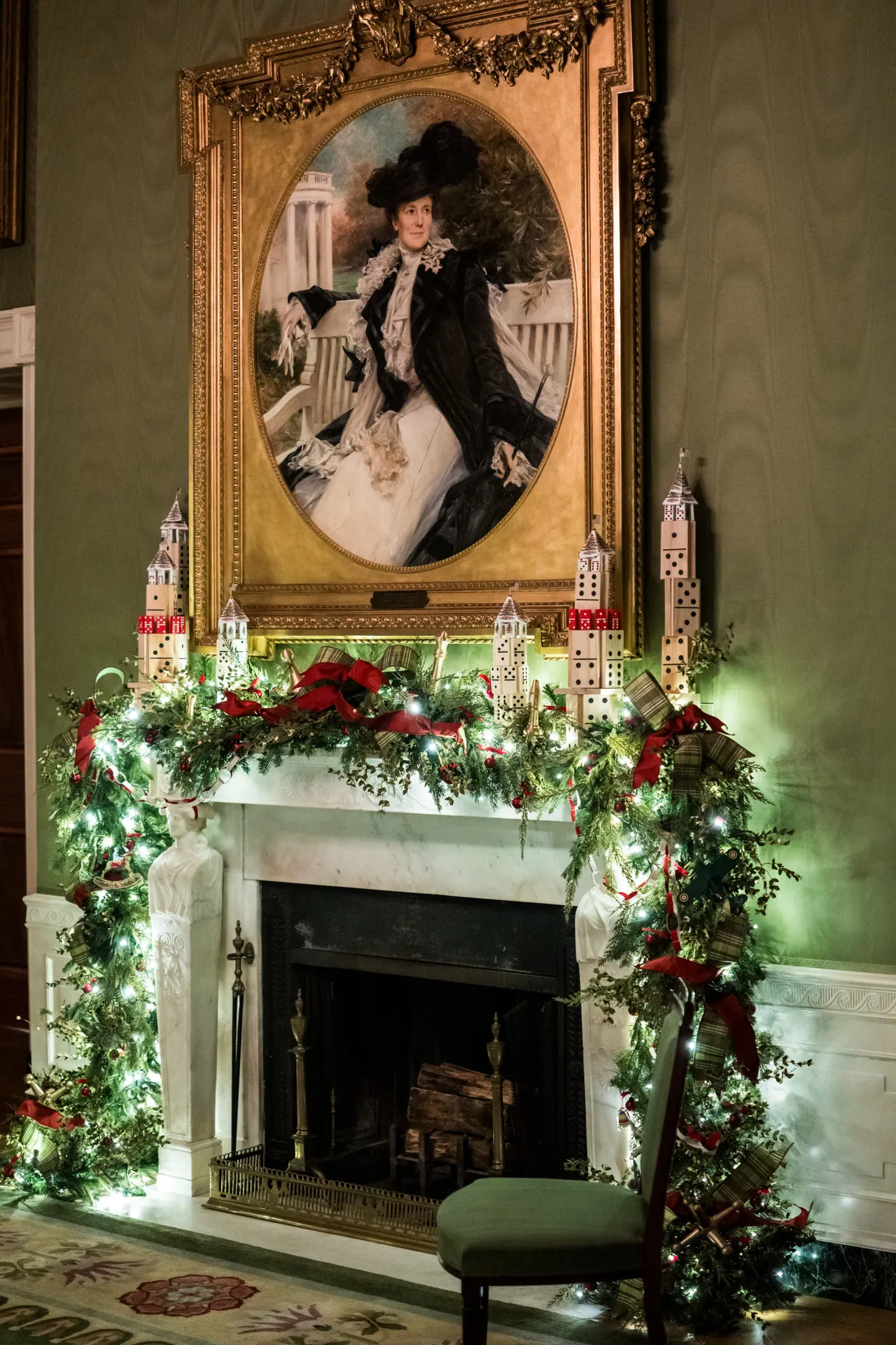 White House staff and volunteers decorate for Christmas, Sunday, November 30, 2025. (Official White House Photo by Andrea Hanks)