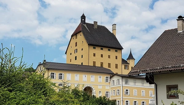 Goldenstein Castle, the site of the convent near Salzburg, Austria, to which three Augustinian nuns have returned after leaving their nursing home. Credit: Ricardalovesmonuments, CC BY-SA 4.0, via Wikimedia Commons