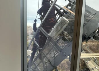 Window washers rescued from dangling basket 15 stories up at Tysons