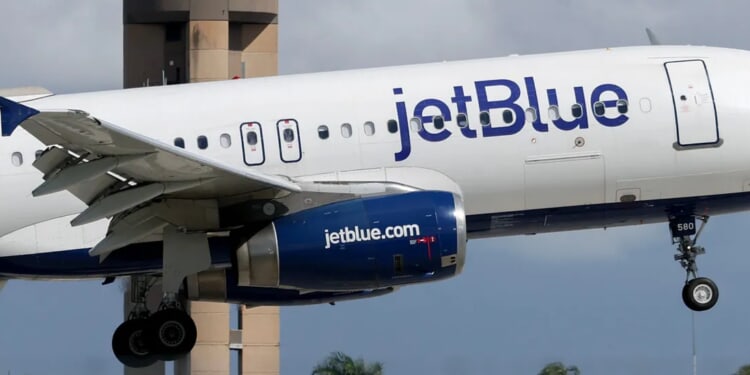 JetBlue Pilot Claims Plane Nearly Collided With US Air Force Tanker Near Venezuela