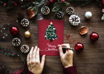 Religious sisters offer abortion clinic workers Christmas cards with resources and prayers