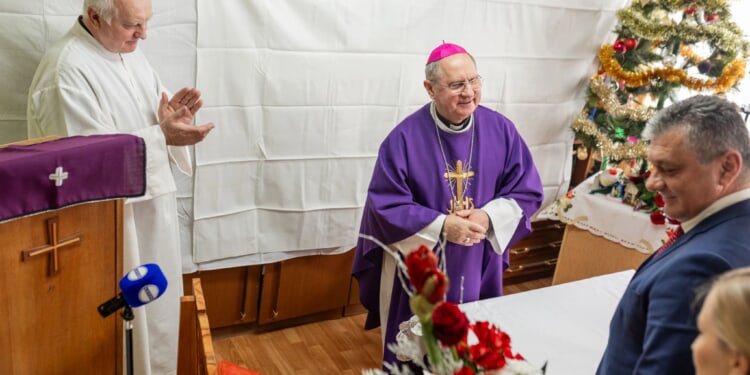 Christmas reversed in Slovakia: Why homeless people gave Metropolitan Archbishop Bernard Bober a wooden bench