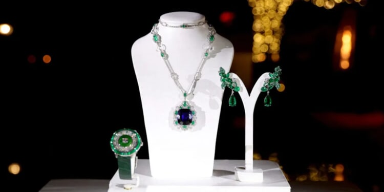 Alleged Thief Swallows Jewel Straight Out Of ‘Bond’ Film, Leaves Cops With Disgusting Task