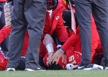 Chiefs’ Patrick Mahomes Suffers Season-Ending Torn ACL