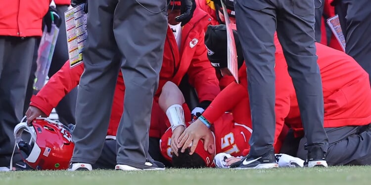 Chiefs’ Patrick Mahomes Suffers Season-Ending Torn ACL