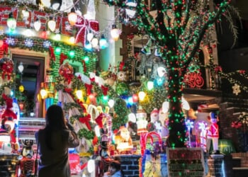 Family Says They Received $50-A-Day Fine For Christmas Light Decorations