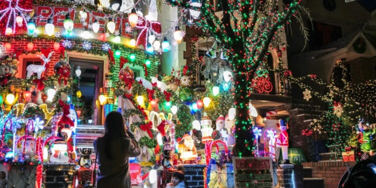 Family Says They Received $50-A-Day Fine For Christmas Light Decorations