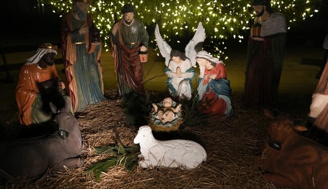 Get Christ Out of Christmas? Atheists Gets Their Tinsel in a Twist When Sarah Huckabee Sanders Refuses – Twitchy