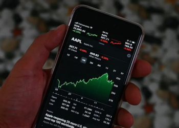 How Traders Use the Bull Flag Pattern to Interpret Market Momentum During Economic Shifts