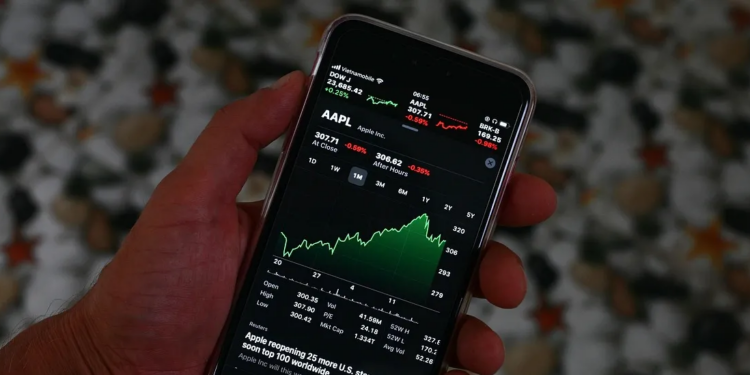How Traders Use the Bull Flag Pattern to Interpret Market Momentum During Economic Shifts
