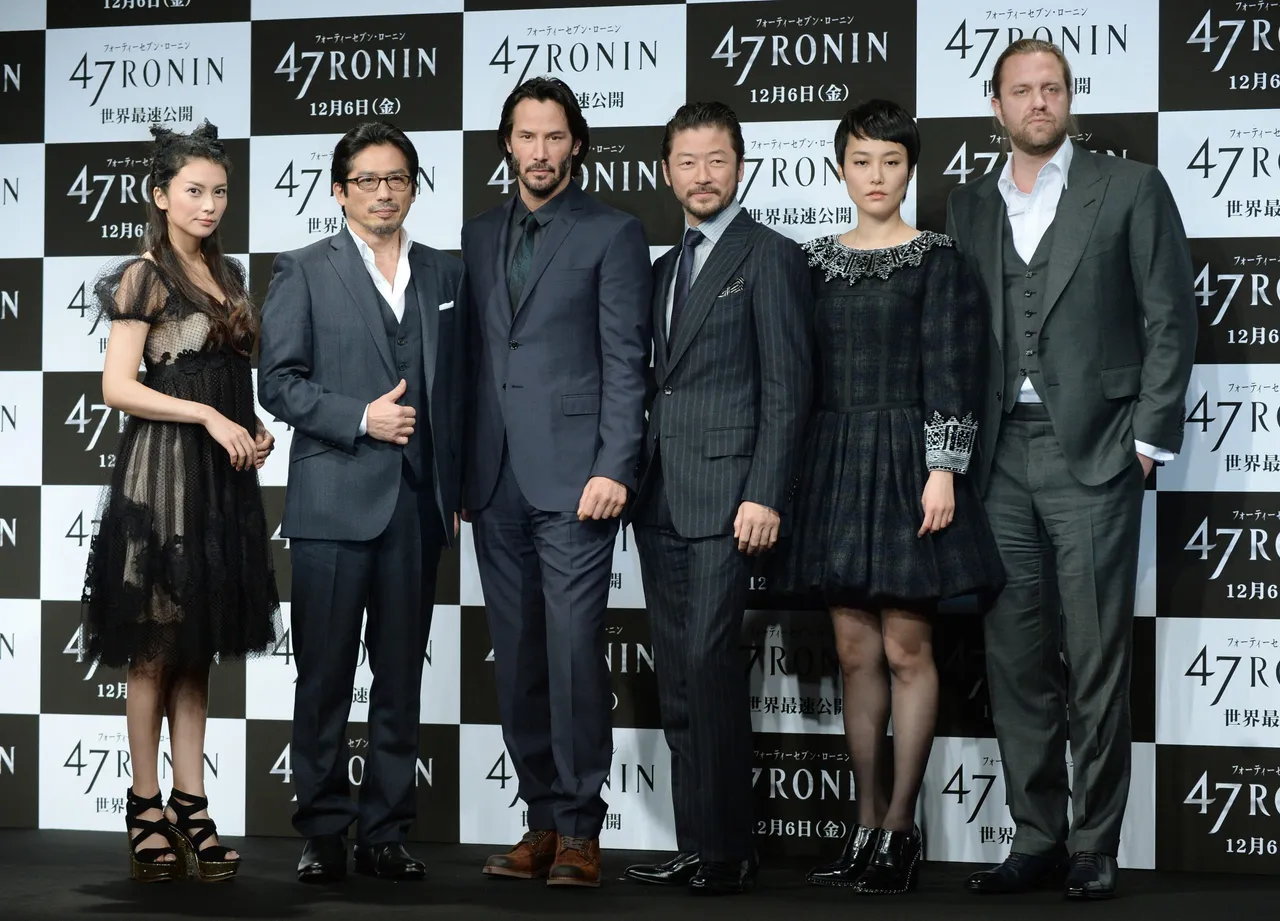 (L to R) Japanese actress Ko Shibasaki, actor Hiroyuki Sanada, Canadian actor Keanu Reeves, Japanese actor Tadanobu Asano, actress Rinko Kikuchi and US director Carl Rinsch pose for photographers at a press conference to promote their movie '47 Ronin' in Tokyo on November 18, 2013. The film will open on December 6 across Japan. AFP PHOTO / Toru YAMANAKA (Photo credit should read TORU YAMANAKA/AFP via Getty Images)