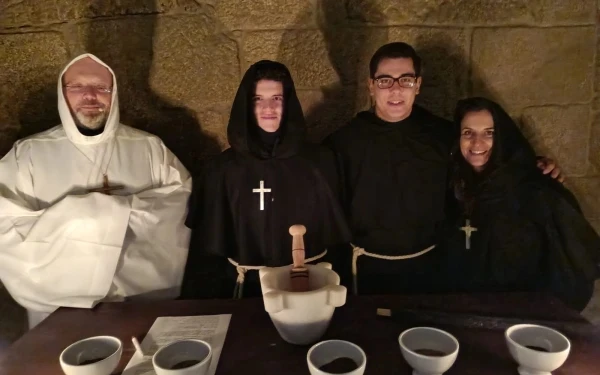 Chouciño, on the left, in white, with some of the actors in the 