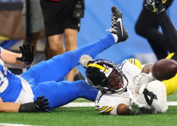 Steelers’ Kenneth Gainwell Makes Such Insane Catch It’ll Have You Replaying It Over And Over Again In Disbelief