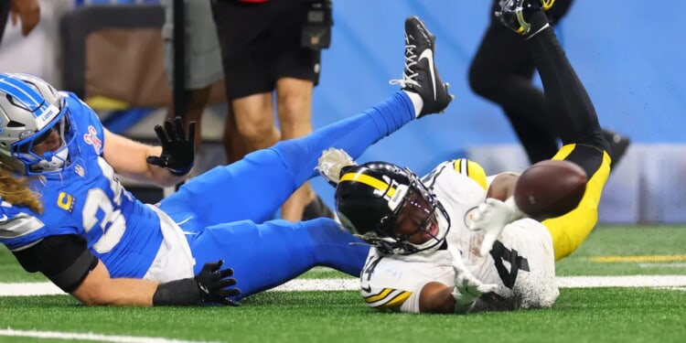 Steelers’ Kenneth Gainwell Makes Such Insane Catch It’ll Have You Replaying It Over And Over Again In Disbelief